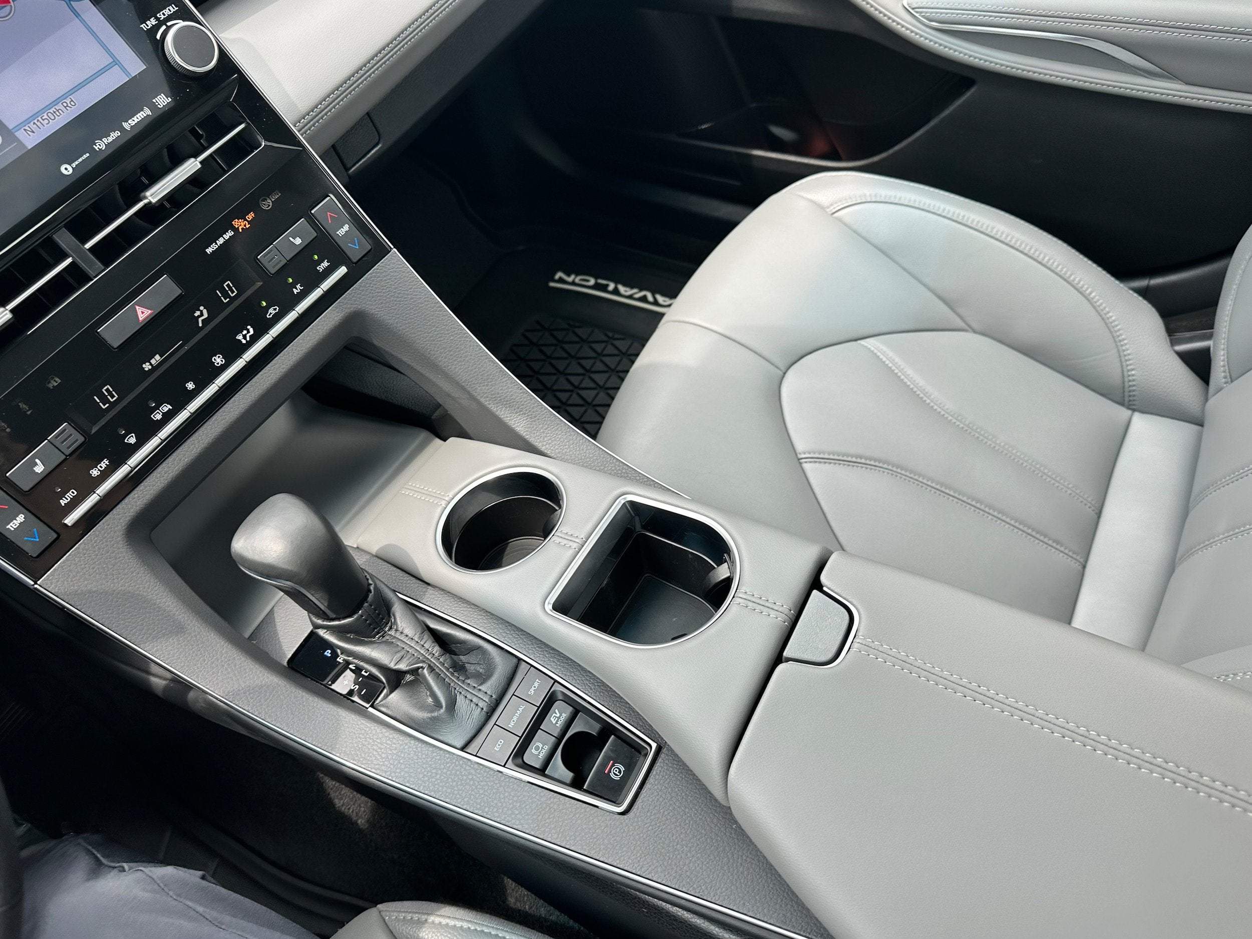2021 Toyota Avalon Hybrid XLE