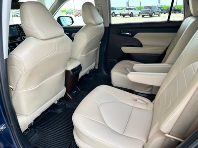 2022 Toyota Highlander Base