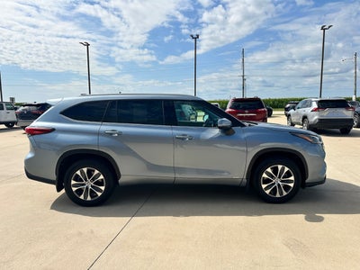 2022 Toyota Highlander Base