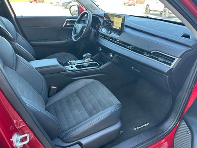 2025 Mitsubishi Outlander Base