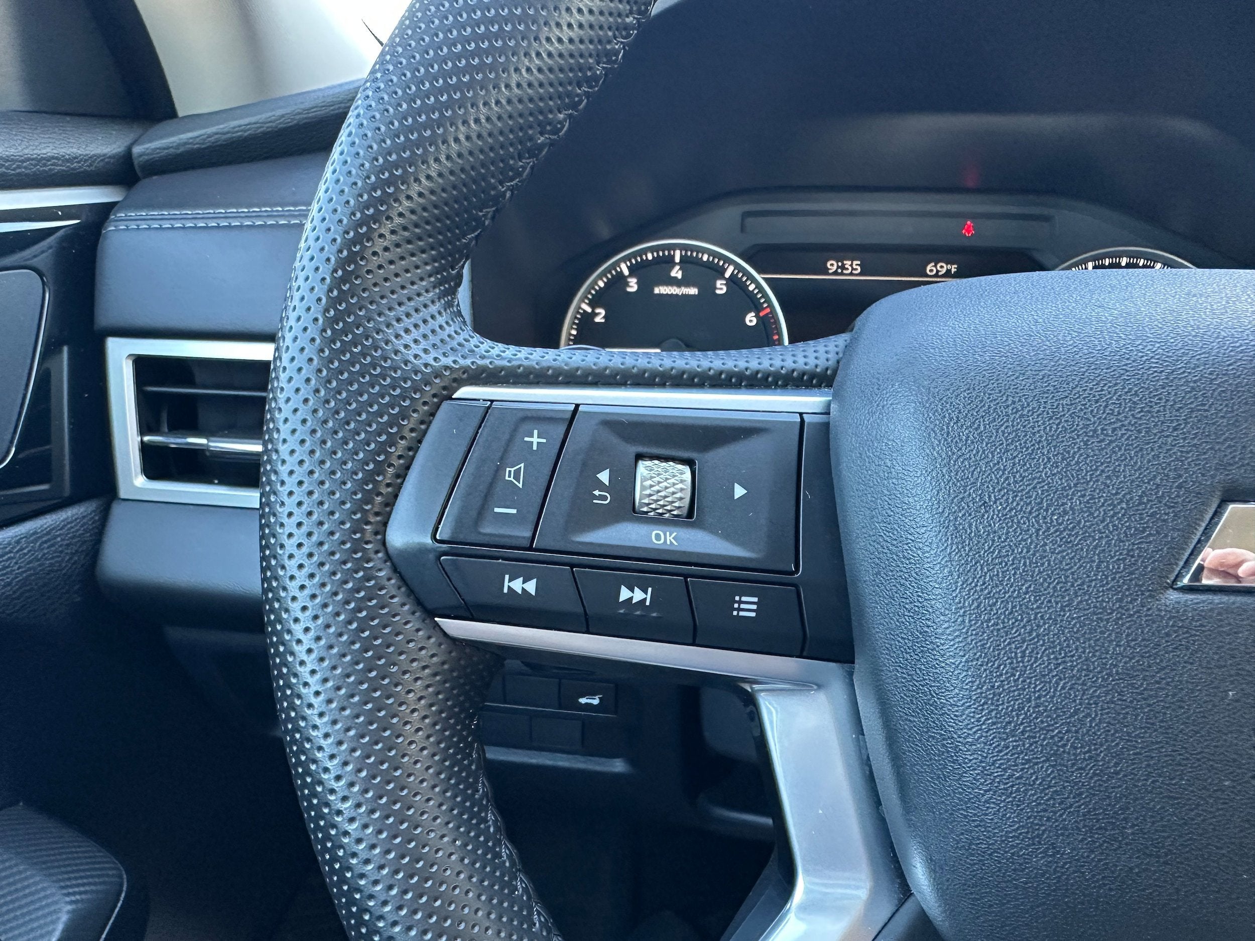 2025 Mitsubishi Outlander Base